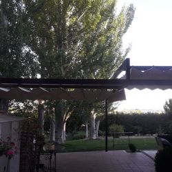 Instalación de estructura de toldo y toldo para chalet. Proper soluciones.