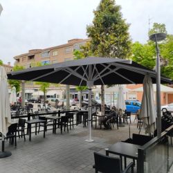 Sombrillón de hostelería para el bar Zambra en Laguna de Duero