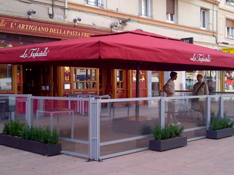 mamparas y sombrillones en local de valladolid