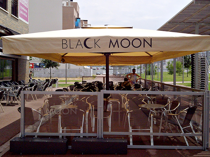 mamparas y sombrillones en local de valladolid