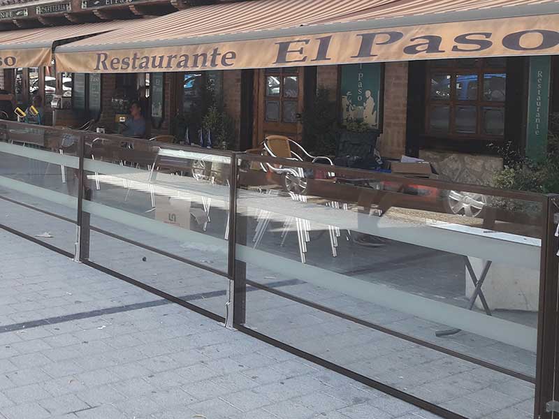 mamparas y sombrillones en local de valladolid